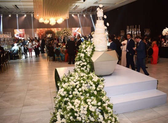 Jenny Amaya con su firma @cupcakesgardenhn elaboró el exquisito pastel de bodas que se mostró en un entorno espectacular 