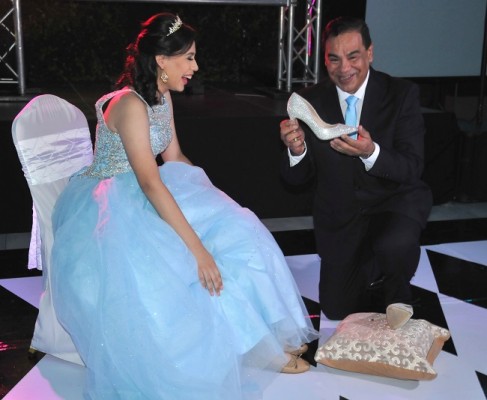 El tradicional cambio de zapato que realizó el padre de la quinceañera, Aaron Aquiles Pineda Guerra, a su amada hija.