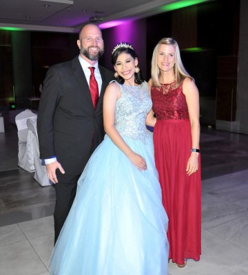 La quinceañera, Leny Valeria Pineda Romero, acompañada de Ashley y Justin Ross