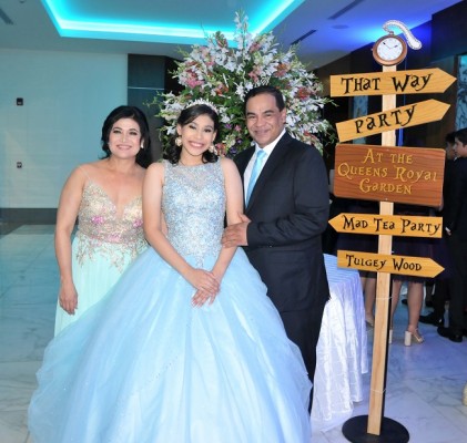 La quinceañera junto a sus padres, Aarón Aquiles Pineda Guerra y Leny Margarita Romero Banegas