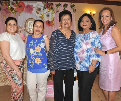 Lizette Reconco, Xiomara Sayes, Lastenia de Reyes, Mirna Reyes y Gladys Calyx