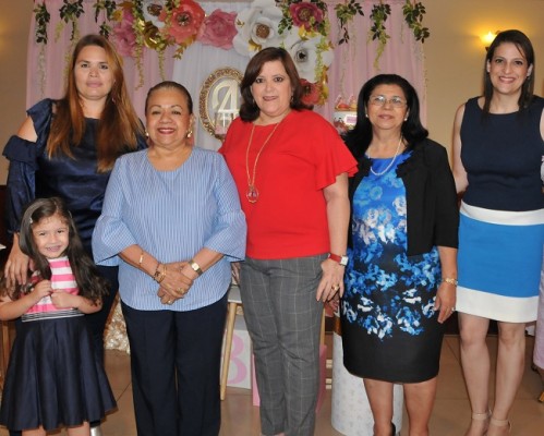 Silvia Medina de Mendoza, Valerie Mendoza, Doris Rivera, Mercedes Pineda, Vilma Mejía y Paola Handal