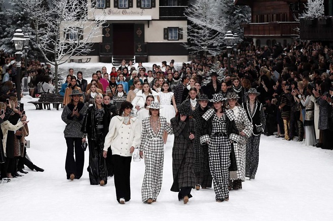 Chanel da último adiós a Karl Lagerfeld en desfile de nieve