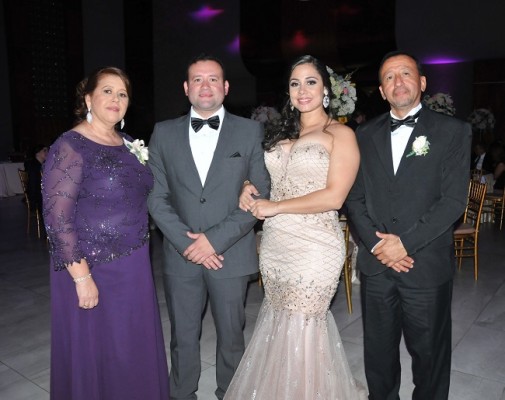 La madre de la novia, Lesbia Calix, Carlos Alfredo Meléndez Calix, Michelle Espinal y Carlos Alfredo Meléndez, padre de la novia
