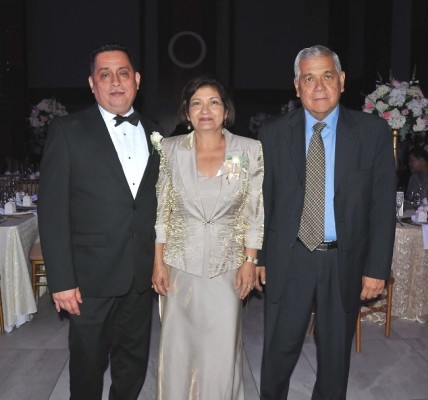 Los padrinos de boda, Ramón Canales y Zulema Villatoro, junto a su esposo, Hernán Martínez