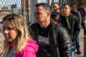 Migrantes cruzan la frontera entre México y EEUU y se entregan a autoridades