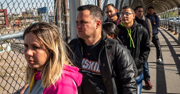 Migrantes cruzan la frontera entre México y EEUU y se entregan a autoridades
