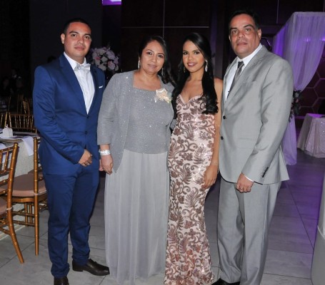 Ronald Vallejo Jr, la madre del novio, Bessy Vilorio de Vallejo, Bessy Vallejo Vilorio y el padre de la novia, Ronald Vallejo Zeitum