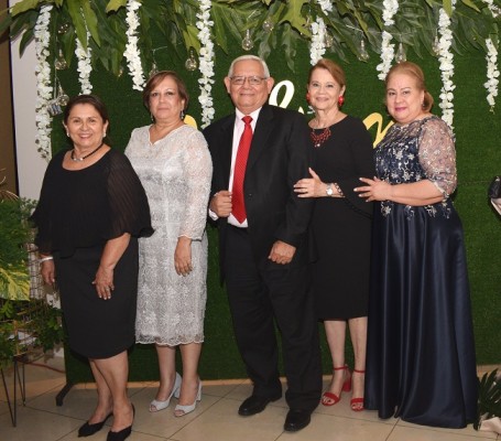 Gloria de Galeano, Brisa Zablah, Leonel Mejía, Susana de Mejía y Rosario Grande