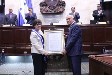 CN condecora en el grado “Gran Cruz con Placa de Oro” a la embajadora de México