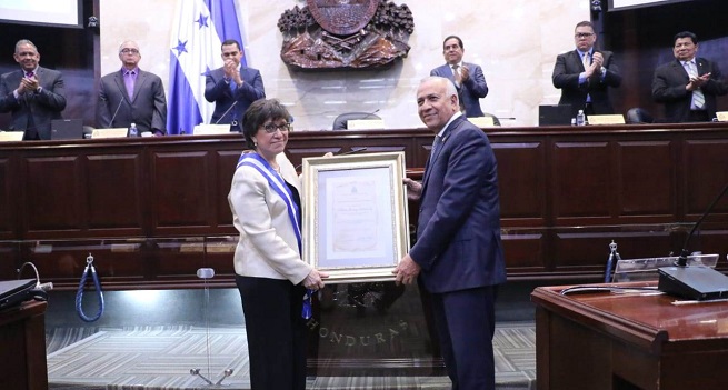 CN condecora en el grado “Gran Cruz con Placa de Oro” a la embajadora de México