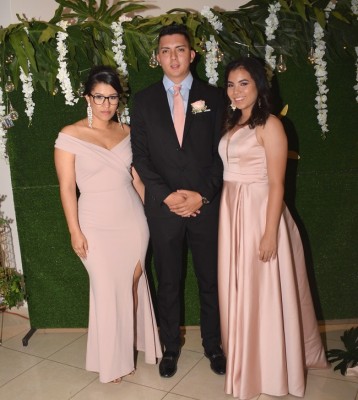 Tania Santos, junto a los hijos de la novia, Jeankarlo Figueroa y Andrea Rodríguez