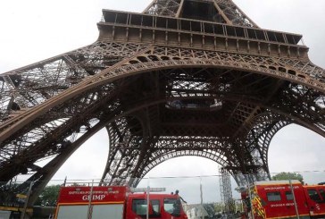 Cierran la Torre Eiffel y evacuan turistas por la presencia de un hombre escalando el monumento