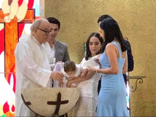 Instantes memorables durante el bautizo del pequeño Ilan Ronen Soto, acompañado de sus padres y padrinos, José Hernández y Ana Cristina Soto