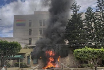 Manifestantes queman la entrada principal de la Embajada de EEUU en Tegucigalpa