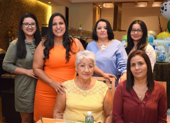 Andrea Cruz, Yajaira Cano, Tesla Kattan, Mayra Padilla, Rosa Leiva y Marly Sierra.