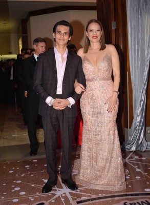 Andrés Cerna con su hermosa madre, Vangie Rodríguez