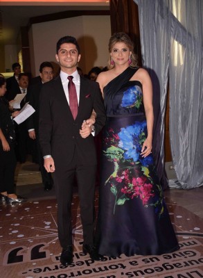 Andrés Kattán, acompañado de su bella madre, Vivian Kattán