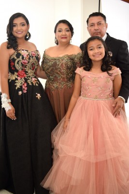Denisse Herrera junto a su familia.