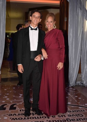 Eduardo Andrés Fernández con su guapa madre, Carmen Fernández