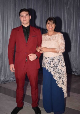 Javier Larach con su madre Vanessa Zornitta