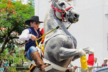 Alegría y color en el tradicional desfile hípico del AGAS