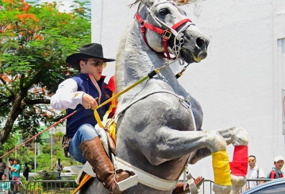 Alegría y color en el tradicional desfile hípico del AGAS