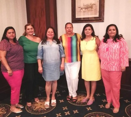 Karina Noriega, Patricia Suazo, Emy de Ruiz, Eva Muñoz, Lesbia de Paz y Danelia Noriega