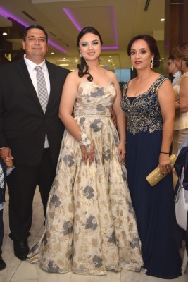 La graduada Valeria Cuestas junto a su familia.