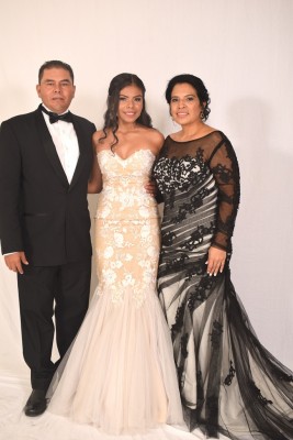 La nueva profesional, Marcela Rodríguez junto a sus padres.