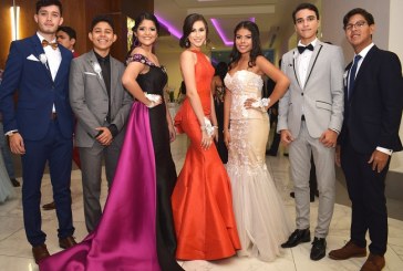 Brillo, elegancia y alegría en la noche de graduación de la Agape Christian Academy