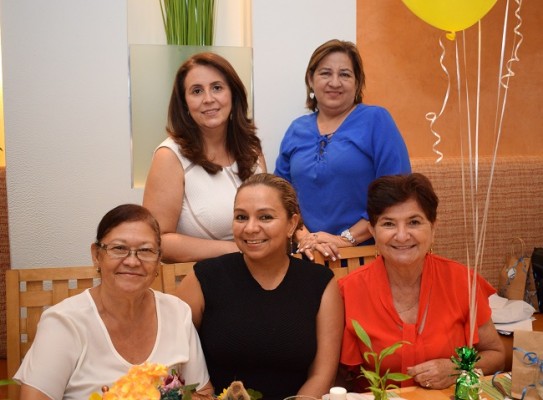 Marcela Paredes, Marlen Guillen, María del Carmen del Cid, Janelle Aguilera y Guadalupe Castel