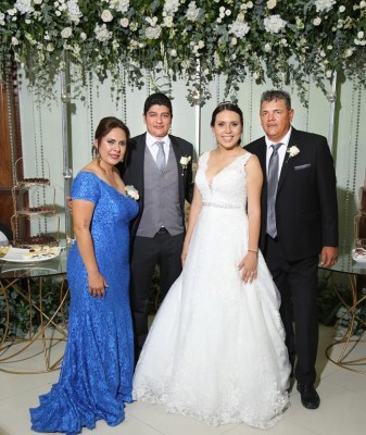 Alejandro Cruz y Tany Pérez junto a sus padres, Fredy Pérez y Sonia Lara