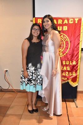 Astrid Bustillo, nuevo miembro del Club Rotaract Valle de Sula, junto a Alicia Tabora