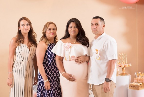 Con los oferentes del baby shower, Alejandra Muñoz, Claudia Muñoz, Karen Gutiérrez de Hernández y su gentil esposo, Gustavo Adolfo Hernández Pineda (Fotografía: Denis Mayorga)