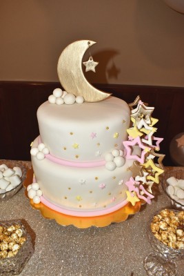 El delicioso pastel de celebración decorado de acuerdo a la temática del baby shower