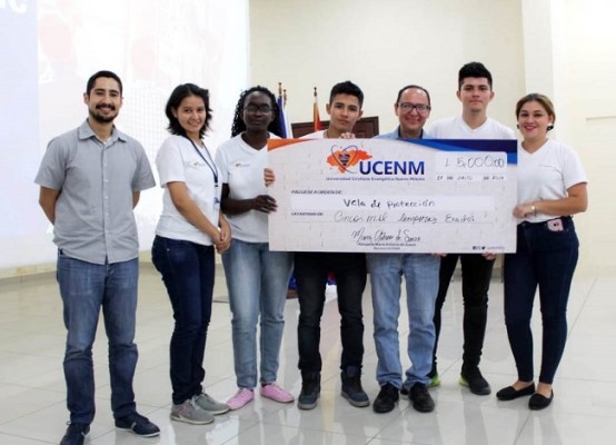 El equipo que presentó el proyecto “Vela de Protección”, recibió el segundo lugar con un premio de L.5,000.