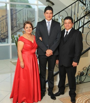 El novio, Alejandro Cruz, junto a sus padres, Patricia Lizeth Claros y Ángel Rafael Cruz