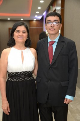 Adrian Orobio con su madre, Silvia Prado