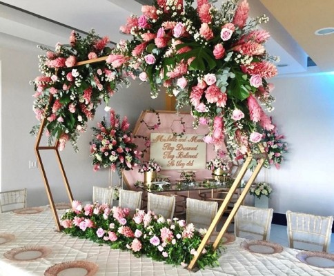El majestuoso diseño floral engalanó la estancia en honor a las 2 bellas jovencitas.