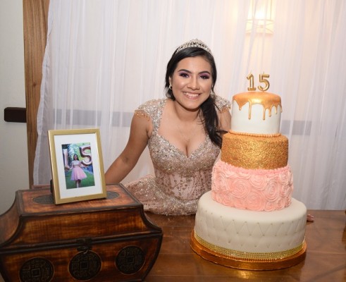 Genesis Rosaura compartió su pastel de cumpleaños con todos sus selectos invitados