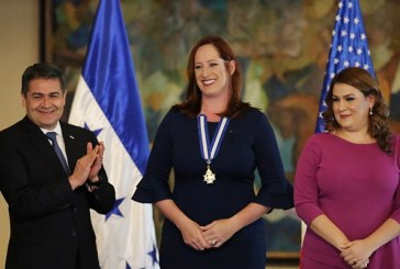 Presidente Hernández condecora a Heide Fulton con Orden Francisco Morazán