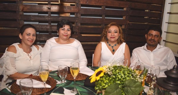 Kathy Henríquez, Gardenia y Karla Henríquez, junto a Sergio Hernández