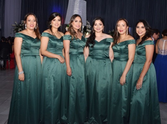Las damas del cortejo de la novia: Melisa Matamoros, Ana Guevara, Cindy Cárdenas, Rocío Baide, Mariela Matamoros y Gabriela Casco