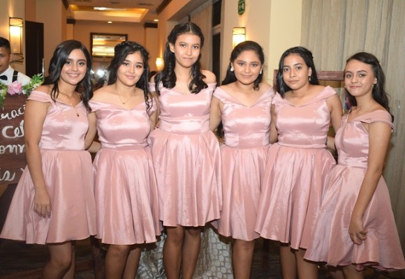 Las damas del cortejo de la quinceañera: Angie Paz, Nathaly Duran, Ariani Machado, Stefany Reyes, Natalie Ramírez y Génesis Martínez