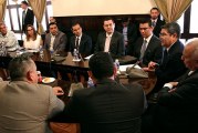 Hernández entrega al Congreso proyecto de Ley de Alivio de Deuda para Trabajadores