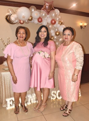 Lidia Pinel junto a su hija, Karla Iveth Zelaya Moreno y la abuela paterna, Carmen de Moreno.