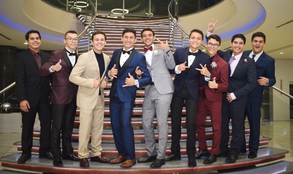 Los chicos de la generación 2019 del Instituto Morazzani lucieron sus mejores galas en su noche de graduación
