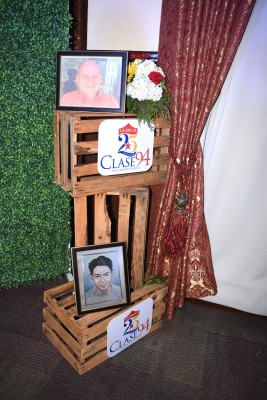 Los ex-alumnos recordaron a sus compañeros fallecidos con sus fotografías como parte del background