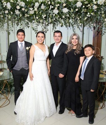 Los novios con los esposos Marvin Santos, Liliana Pérez y Marvin Santos